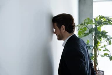 En politiker krockar med en vägg